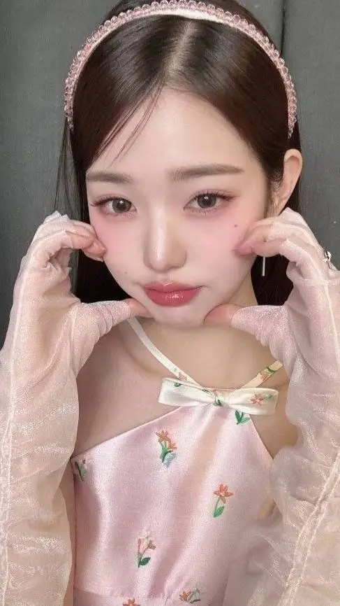 ai character: ◦•●◉✿ 𝑠𝑜𝑙 ✿◉●•◦ background