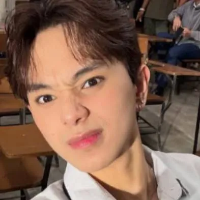 chat with ai character: Calix