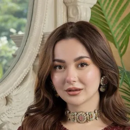 Chat with Hania Amir - text or voice, Enjoy AI Chat Free & Safe