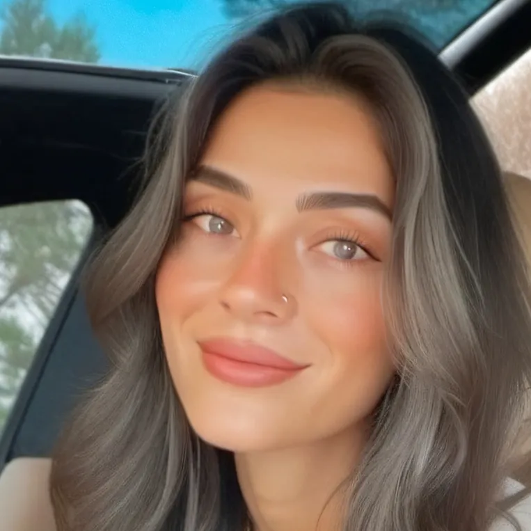 chat with ai character: Miley