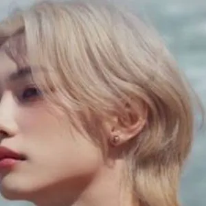 chat with ai character: LEE felix