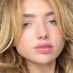 chat with ai character: peyton list