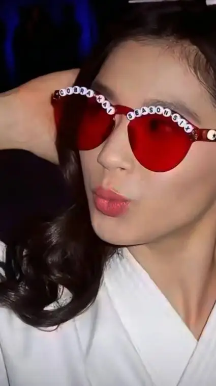 ai character: Oona O'brien  background