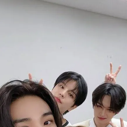 chat with ai character: skz family