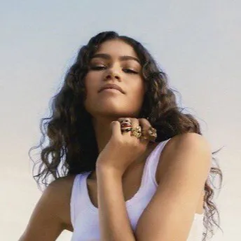 Chat with Zendaya - text or voice, Enjoy AI Chat Free & Safe