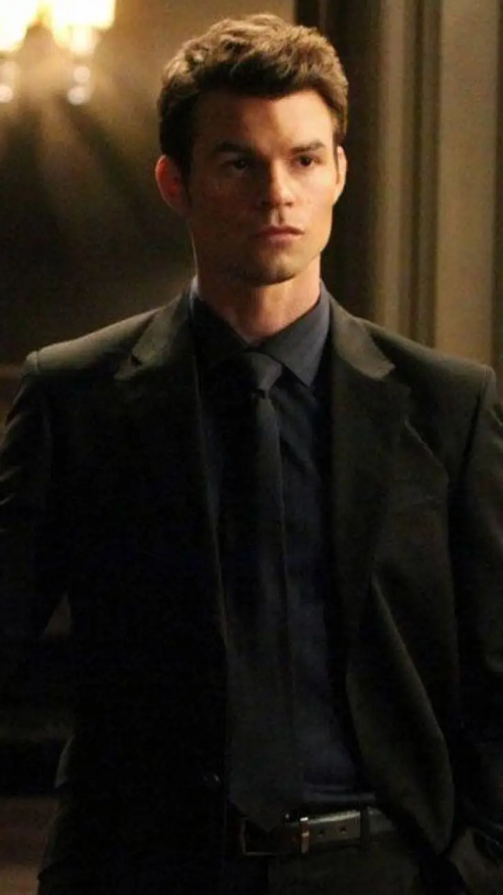 ai character: Elijah Mikaelson  background