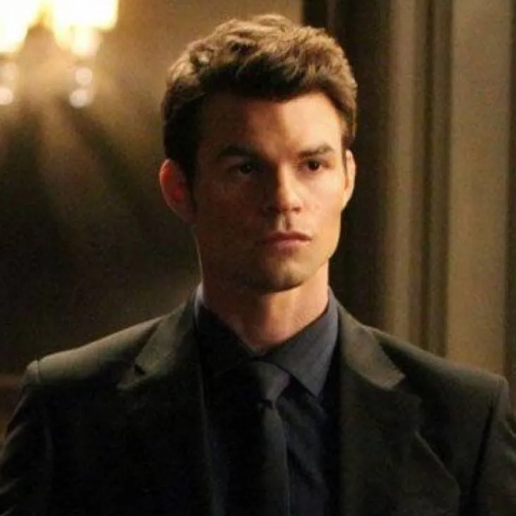 chat with ai character: Elijah Mikaelson 
