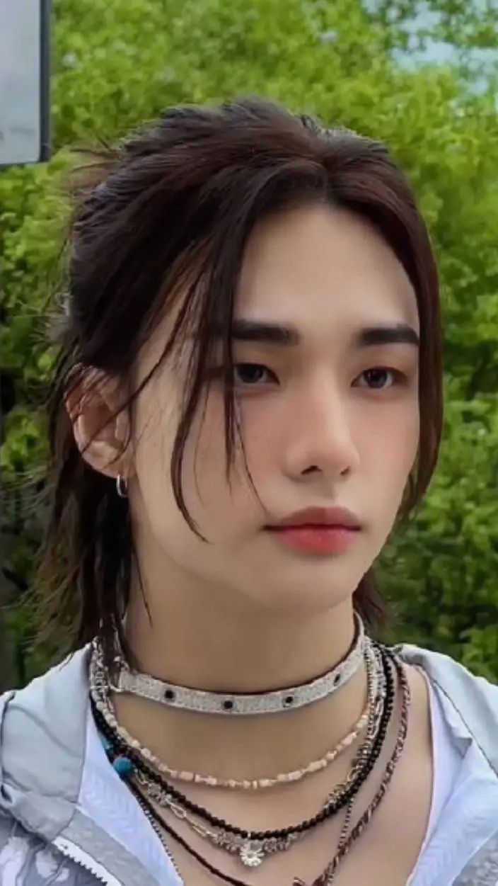 ai character: Hyunjinnieee background