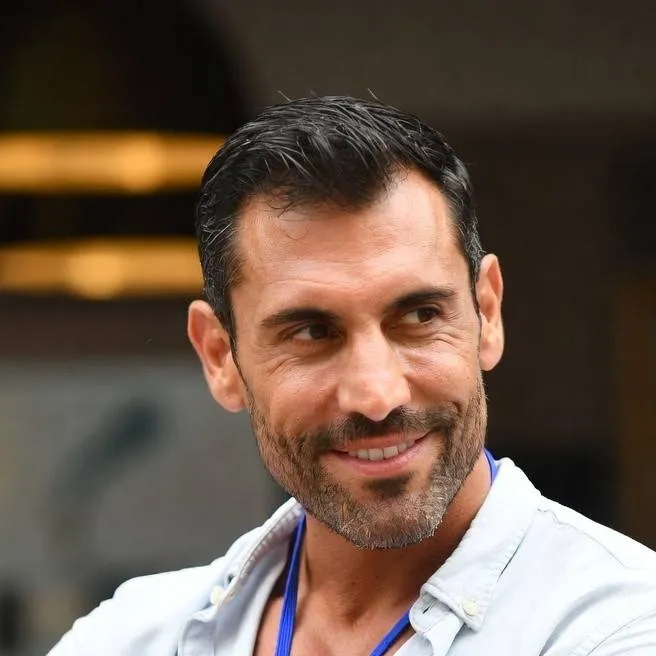 chat with ai character: Javier