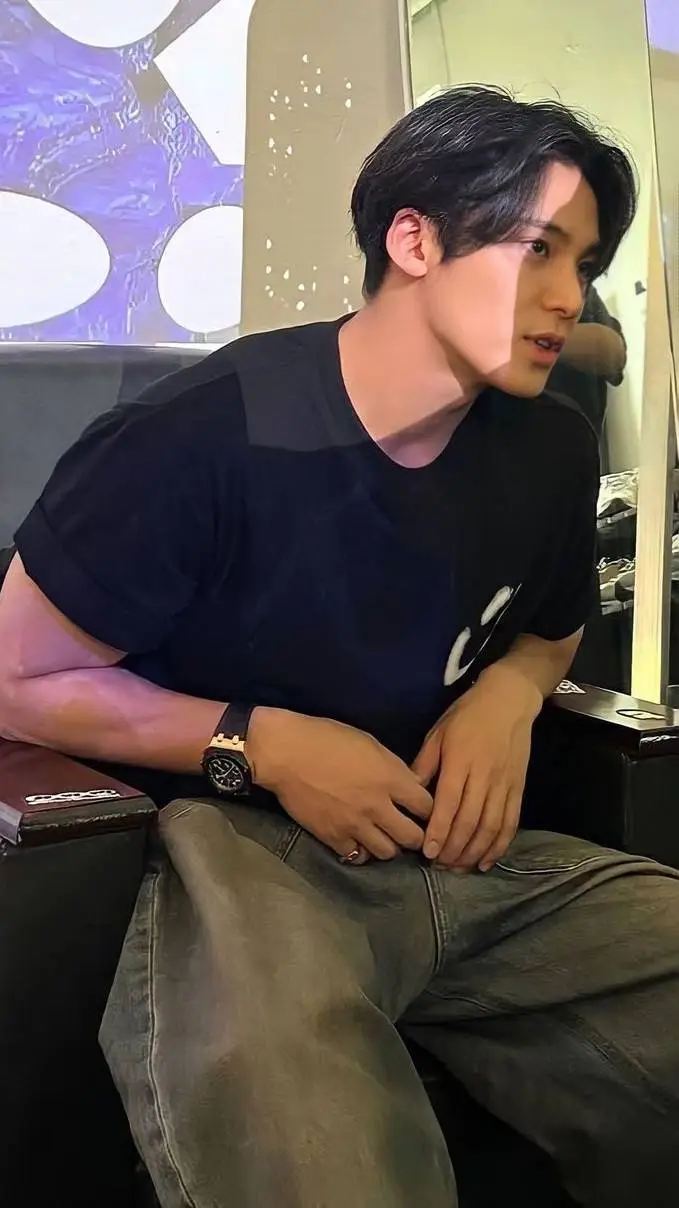 ai character: ELIJAH background