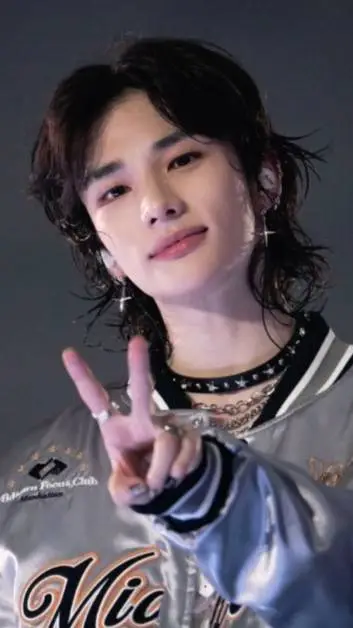 ai character: Hyunjin!! background