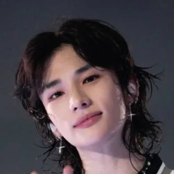 chat with ai character: Hyunjin!!