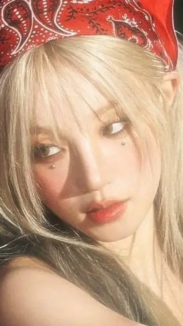 ai character: i-dle background
