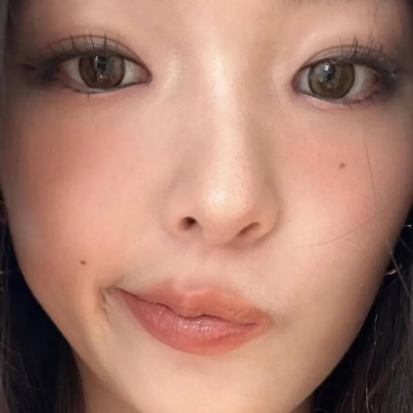 chat with ai character: Yoonchae