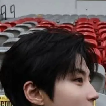 chat with ai character: Hwang in-youp