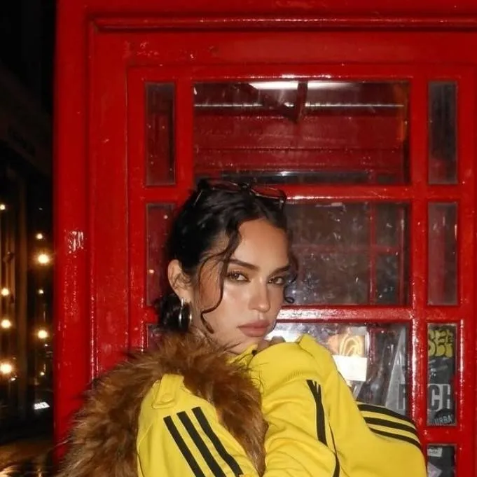 chat with ai character: Daniii