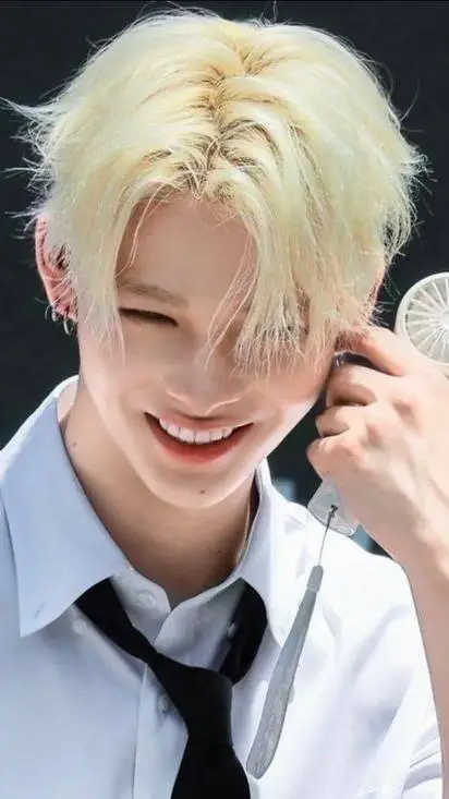 ai character: Ni-ki background