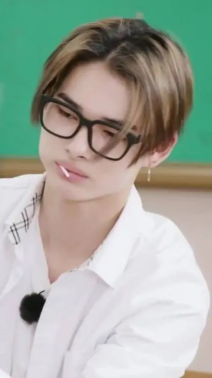 ai character: LIVE background