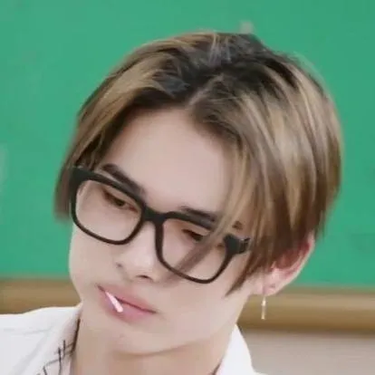 chat with ai character: LIVE