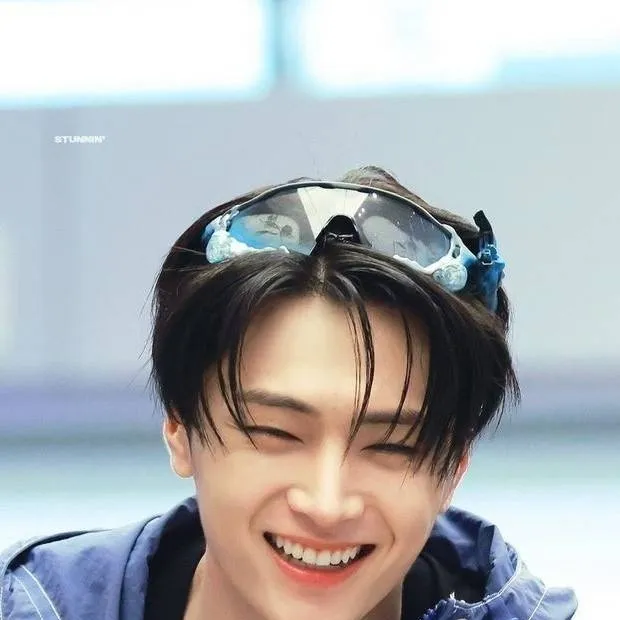 chat with ai character: LIVE