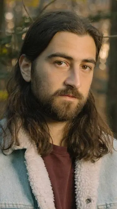 ai character: Noah Kahan  background