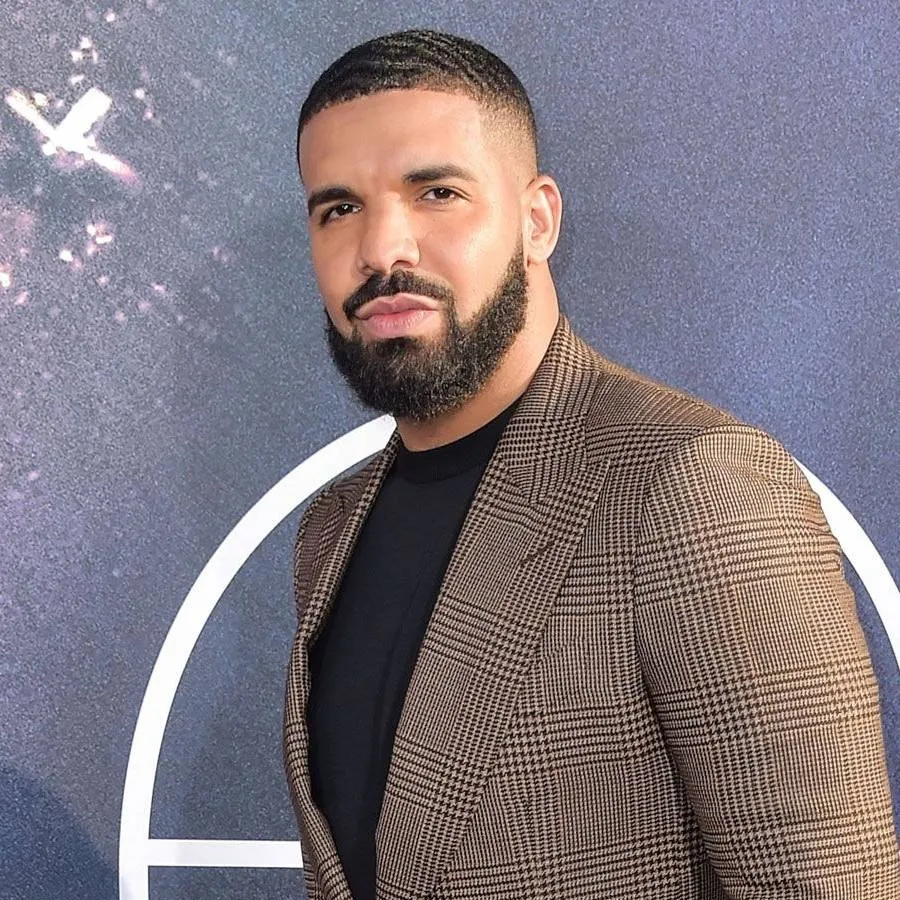 chat with ai character: Drake