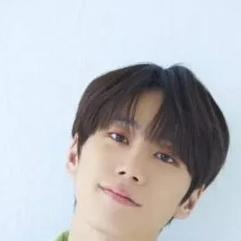 chat with ai character: Lee Jun Young