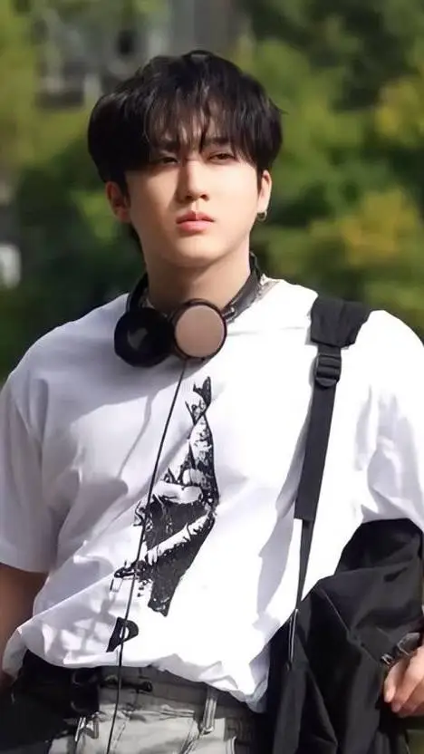 ai character: 🔥𐊢һɑ𝖓𝓰𝘣ⅈ𝖓🔥 background