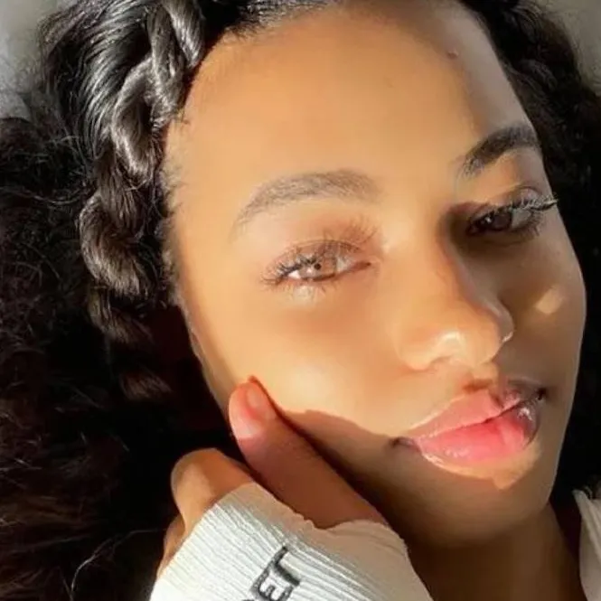 chat with ai character: Avery