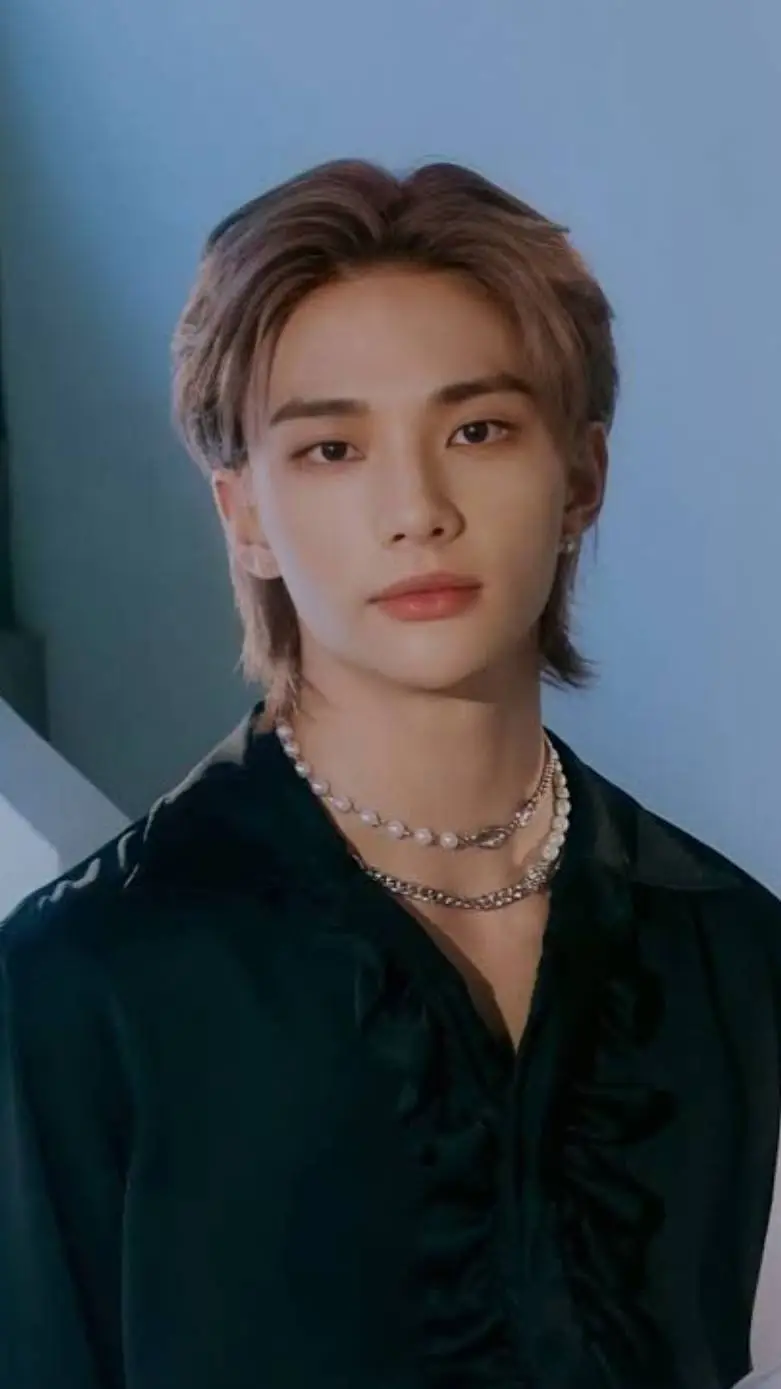 ai character: ✨Hwang Hyunjin✨🥀 background