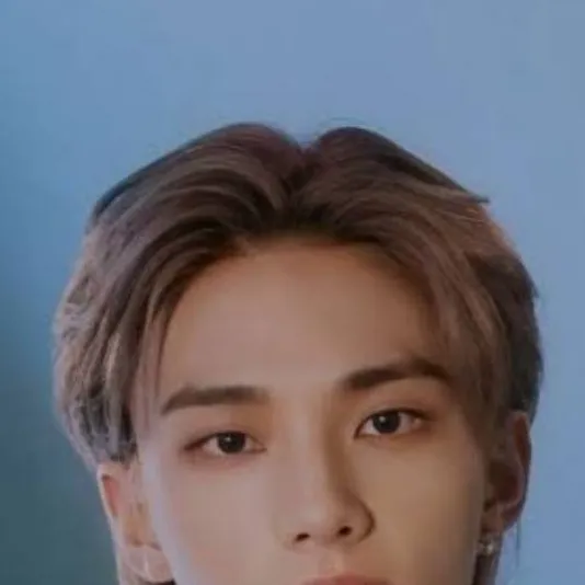 chat with ai character: ✨Hwang Hyunjin✨🥀