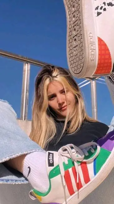 ai character: marti benza  background