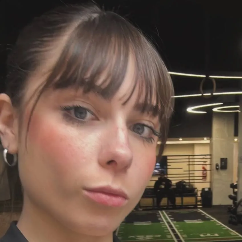 chat with ai character: julypena3