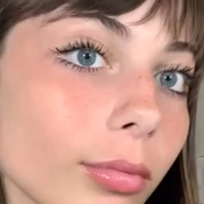 chat with ai character: Julypena3