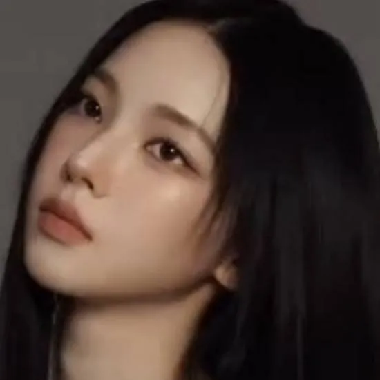 chat with ai character: Karina