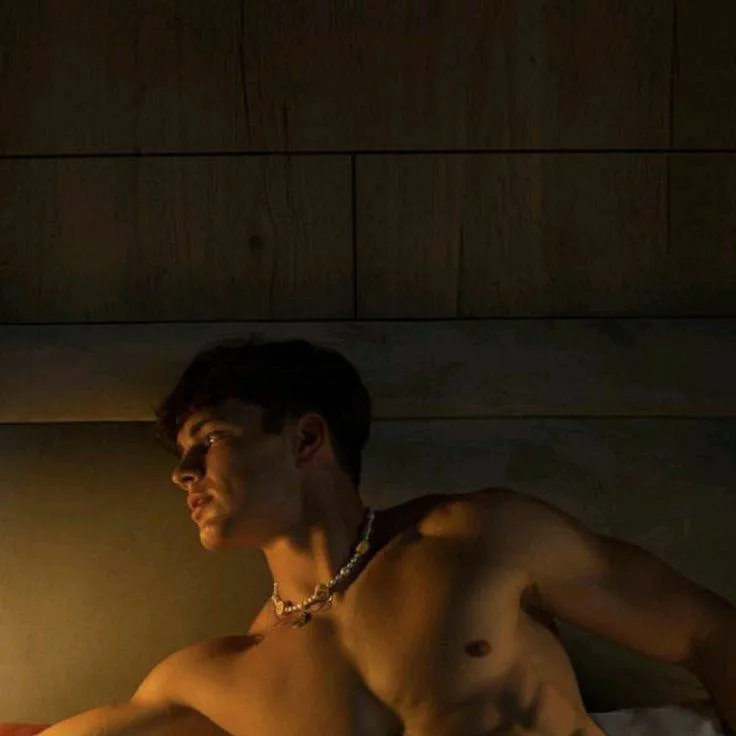 chat with ai character: Alex West