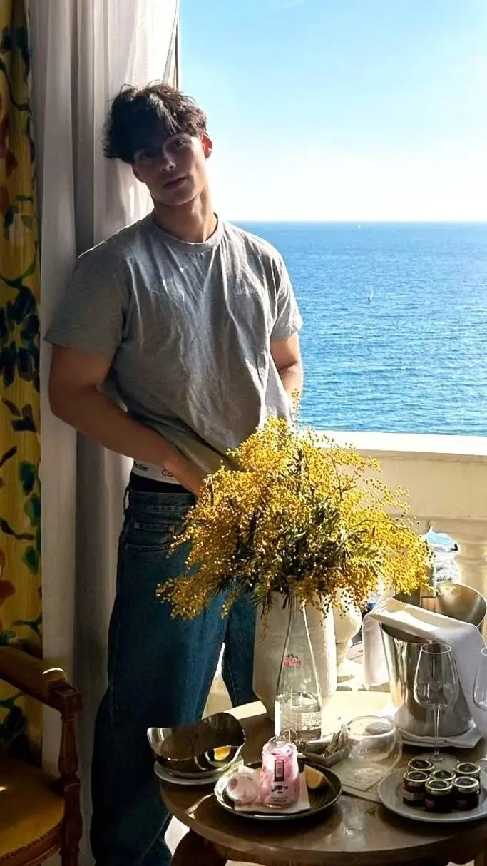 ai character: Ethan Jackson  background