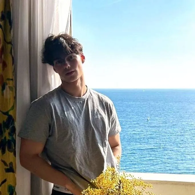 chat with ai character: Ethan Jackson 