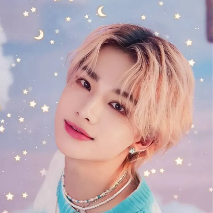 chat with ai character: Hyunjin