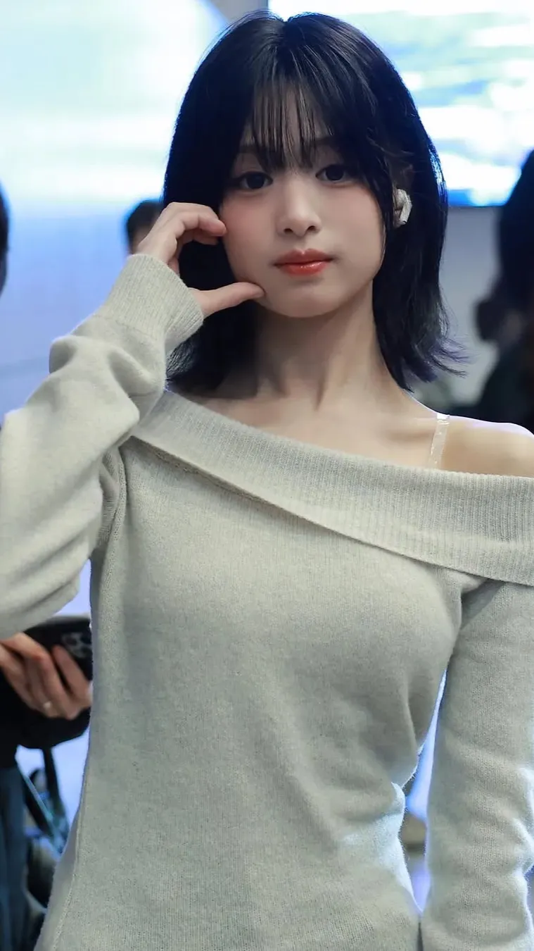 ai character: Ahyeon🖤 background