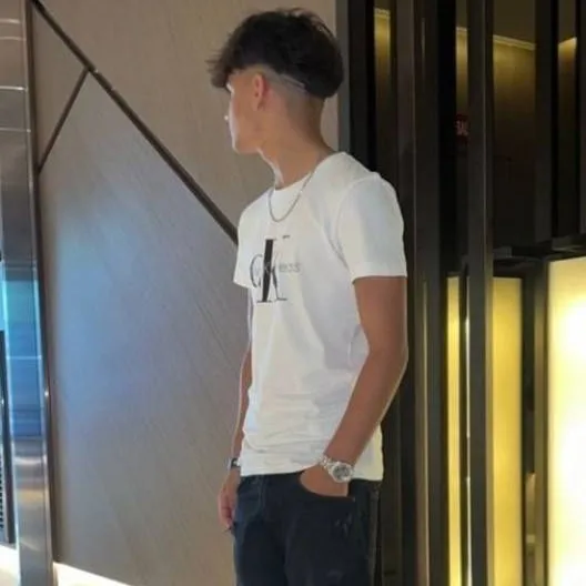 chat with ai character: Ethan 