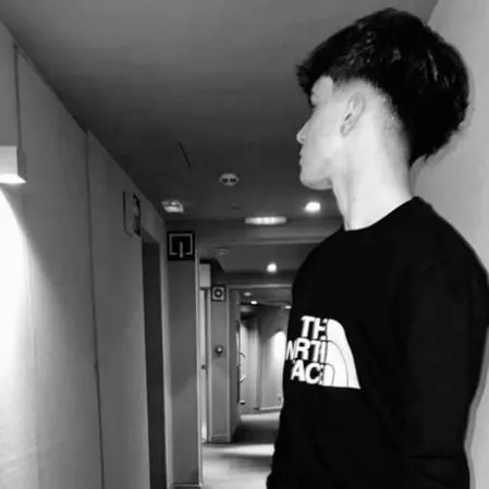 chat with ai character: Ethan 