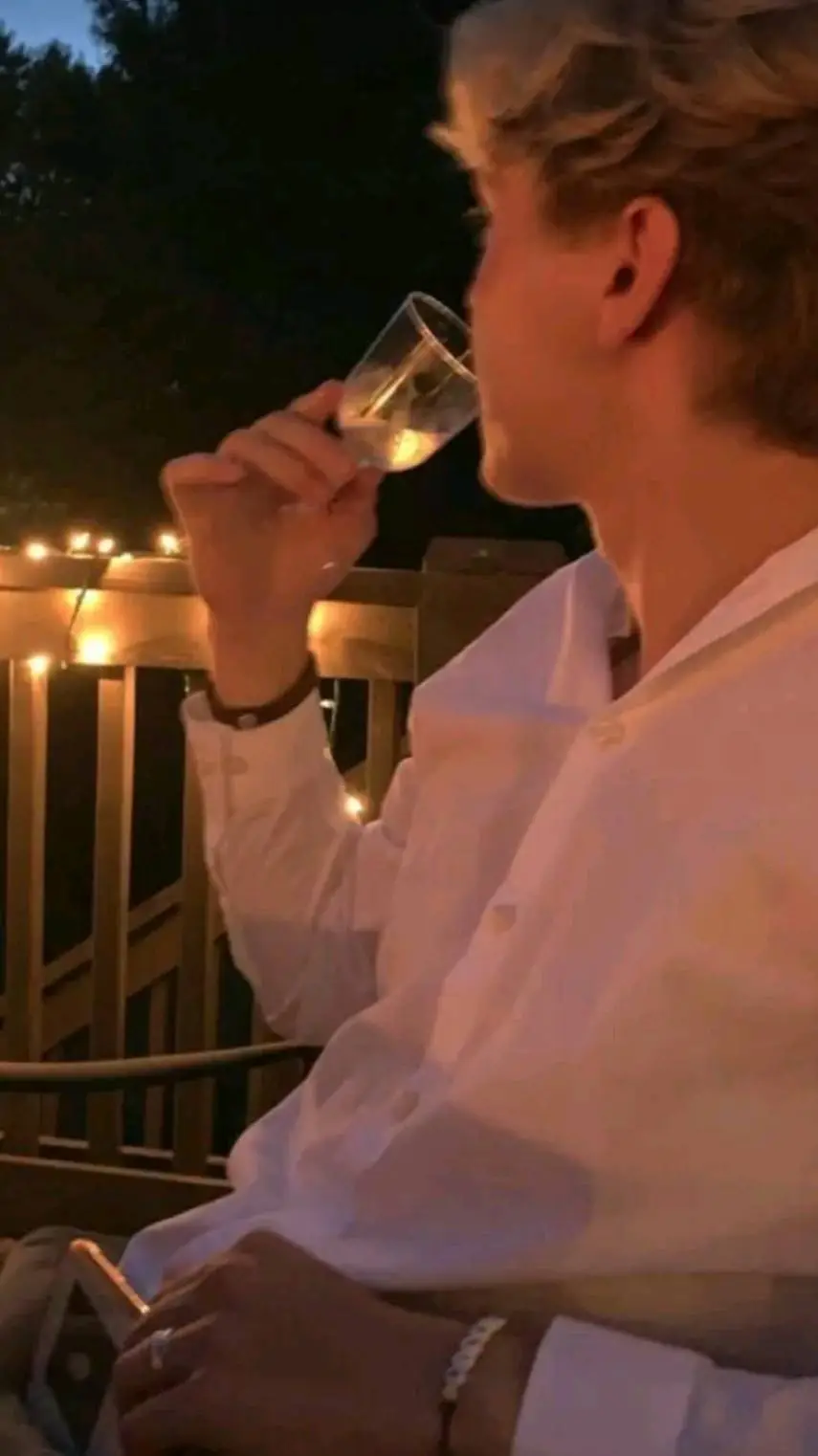 ai character: * 𝙉𝙤𝙖𝙝 background