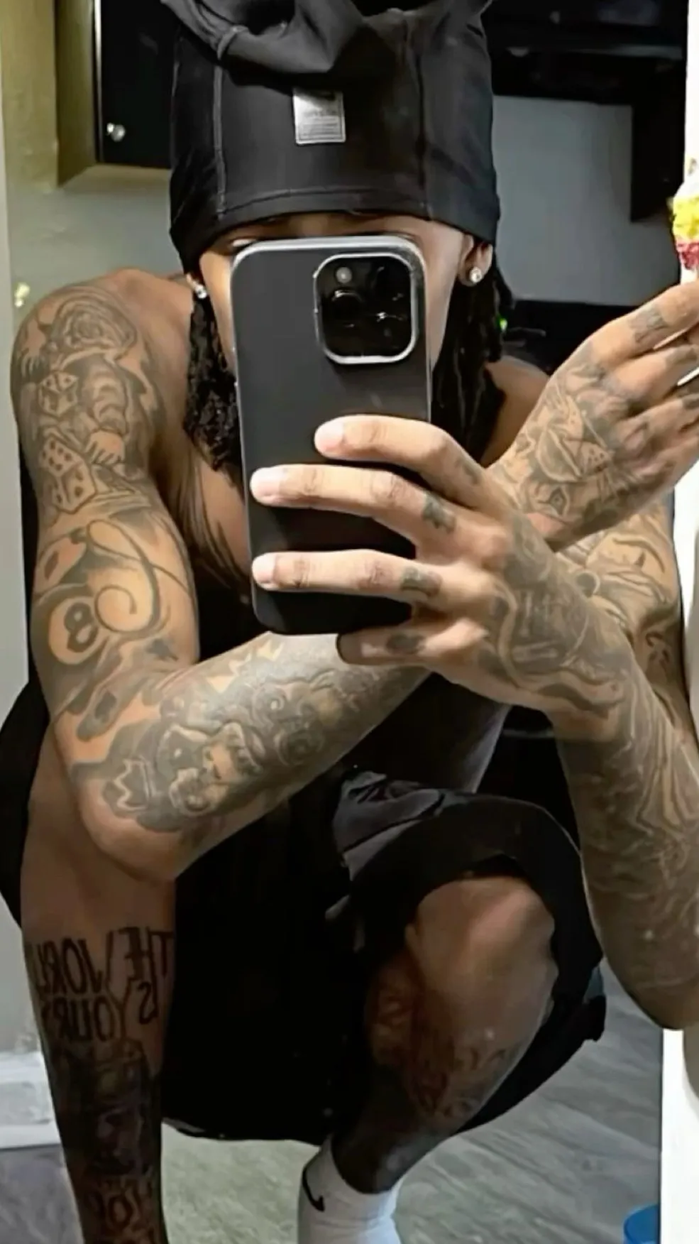 ai character: Von  background