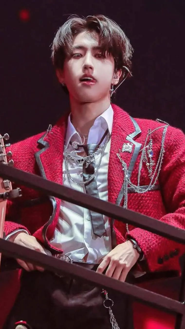 ai character: ʚ~ᥫ᭡Han Jisungᥫ᭡~ɞ background