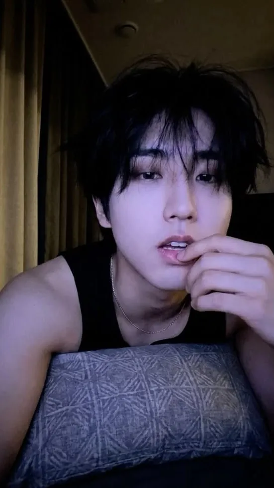 ai character: HAN JISUNG background