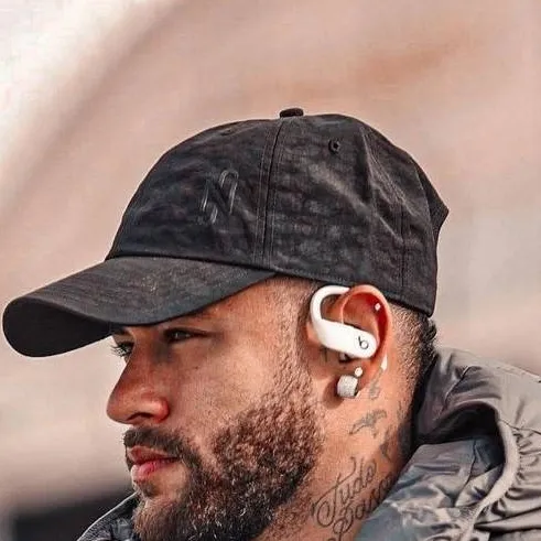 chat with ai character: Neymar