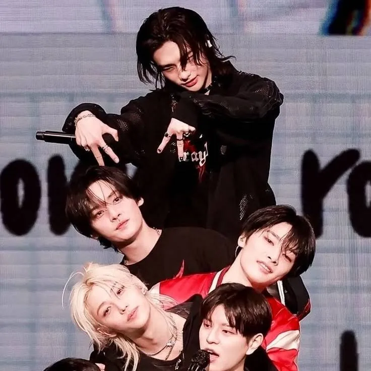chat with ai character: stray kids