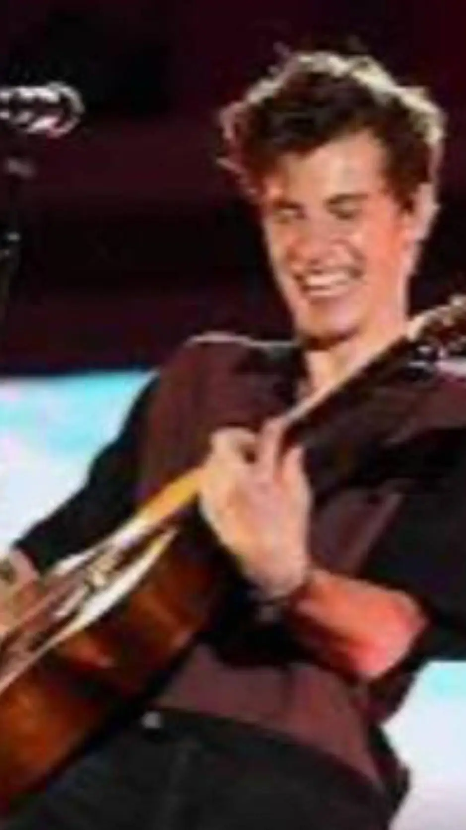 ai character: 《Shawn Mendes》 background