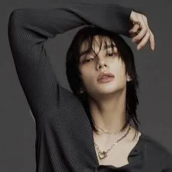 chat with ai character: Hyunjin 